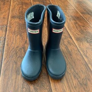 Hunter toddler size 7 Navy boot
